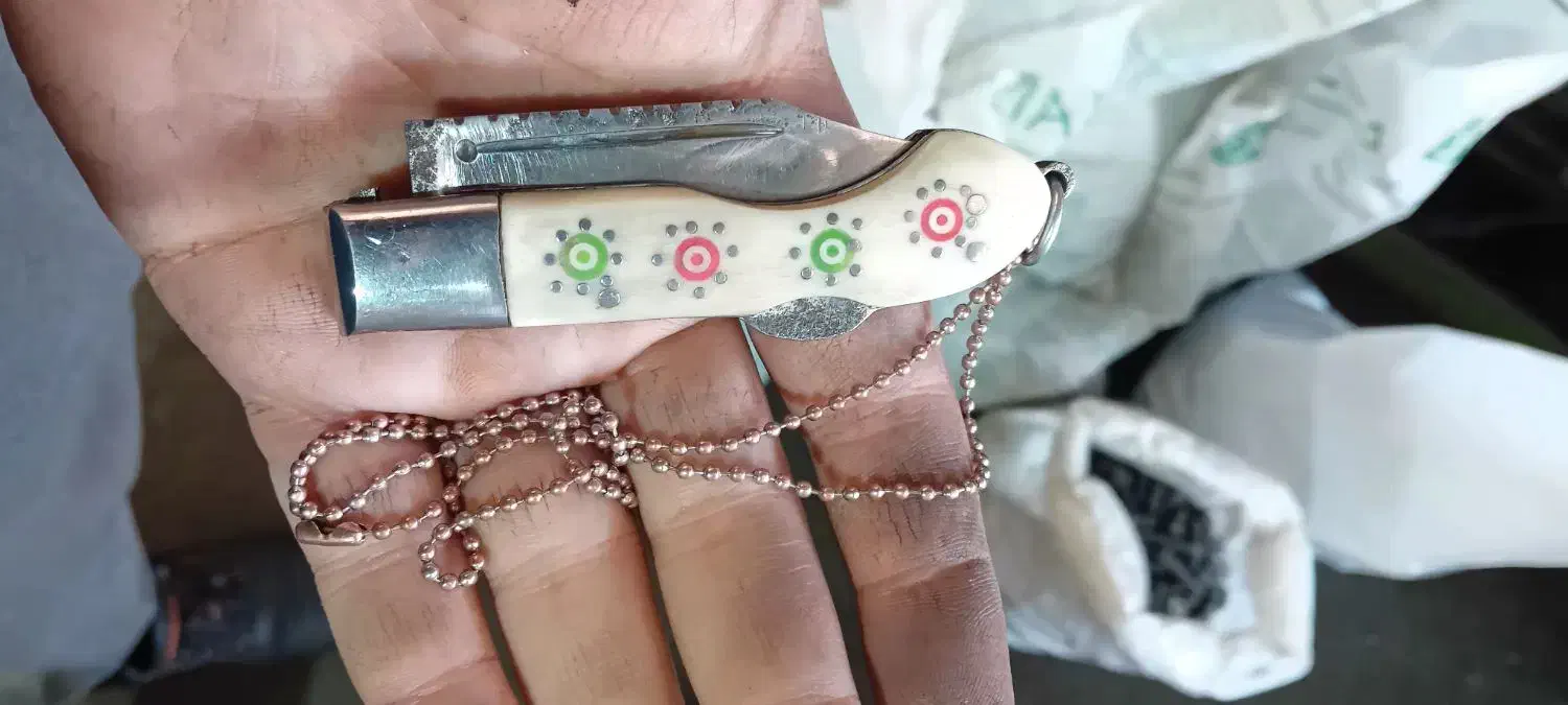 چاقو بابا|کلکسیون اشیاء عتیقه|قم, چهل درخت|دیوار