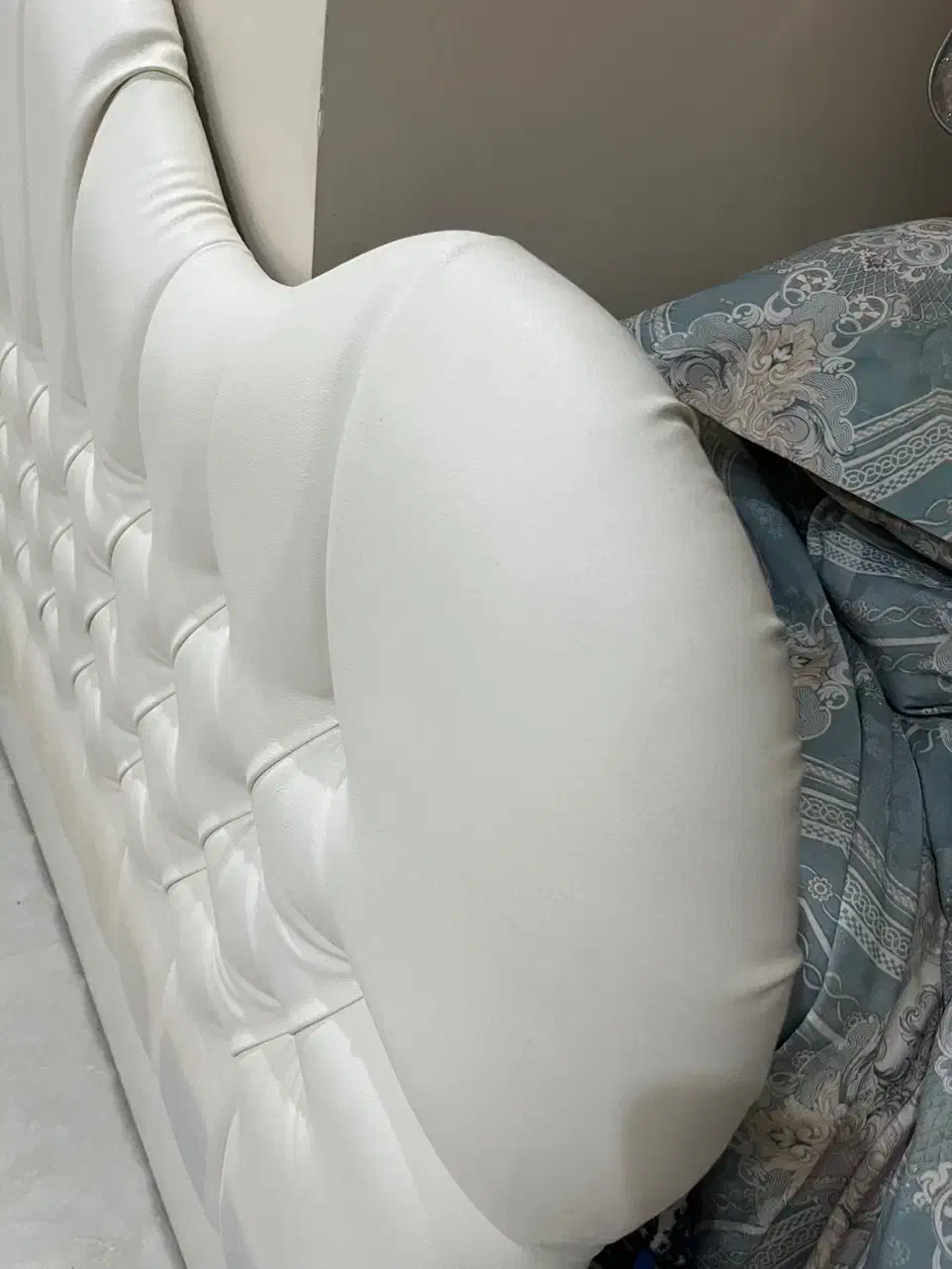 تخت دو نفره روکش تاج چرم|تخت و سرویس خواب|تهران, زرکش|دیوار