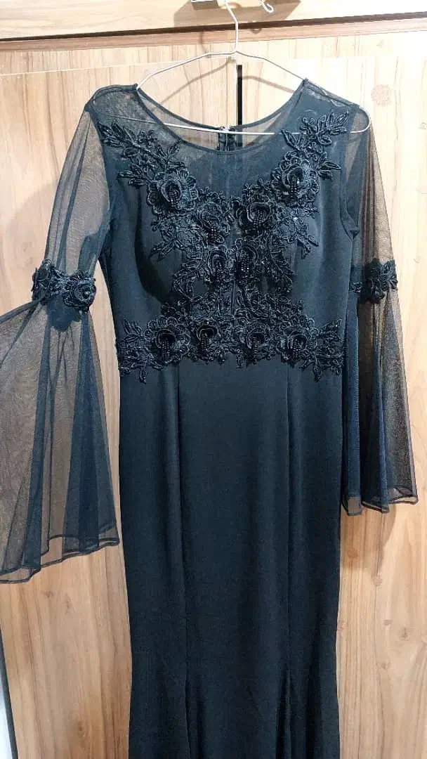 لباس مجلسی|لباس|ری, شهادت|دیوار