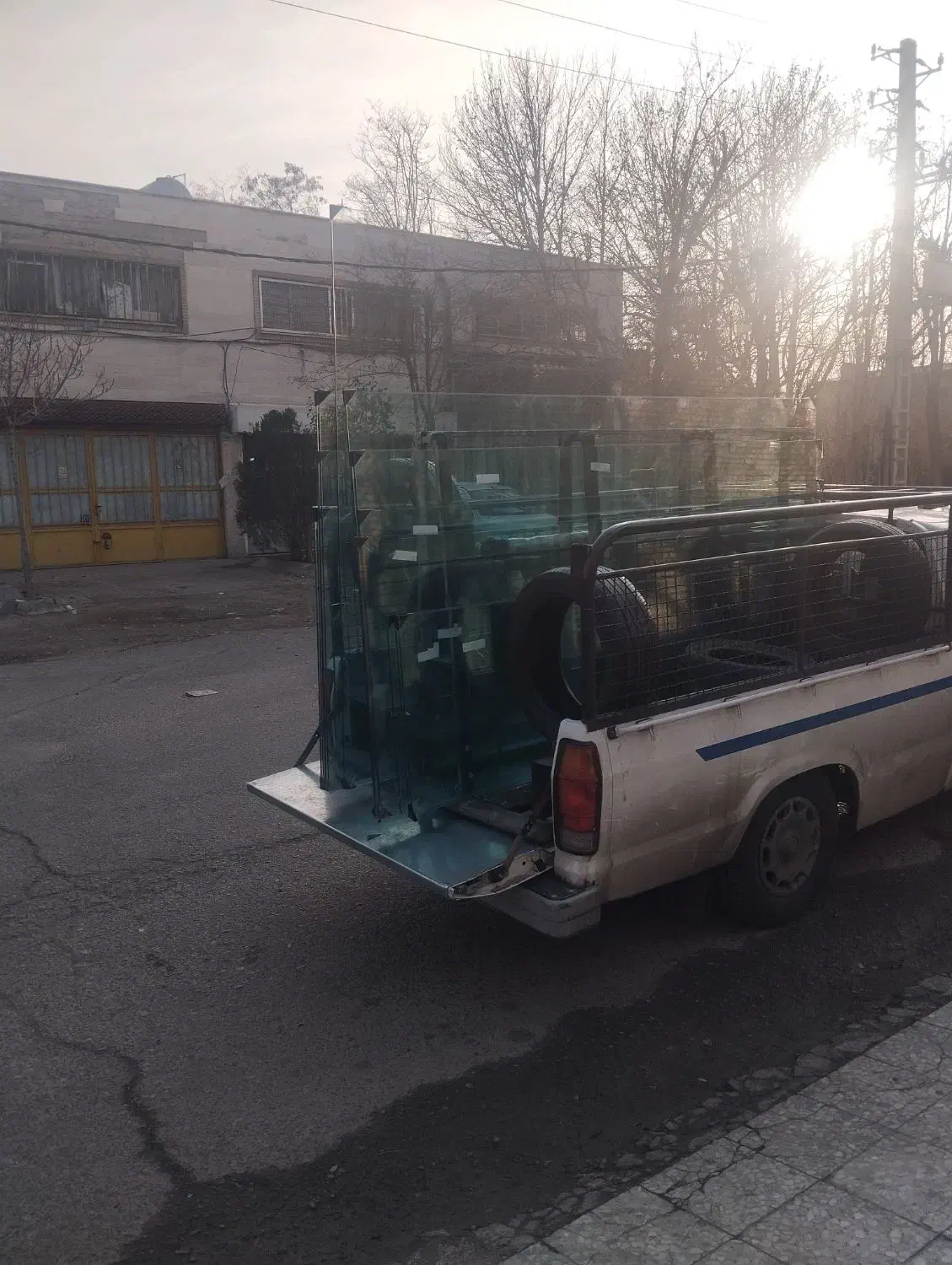 وانت مزدا خرک دار|خدمات حمل و نقل|ری, بازار آهن|دیوار