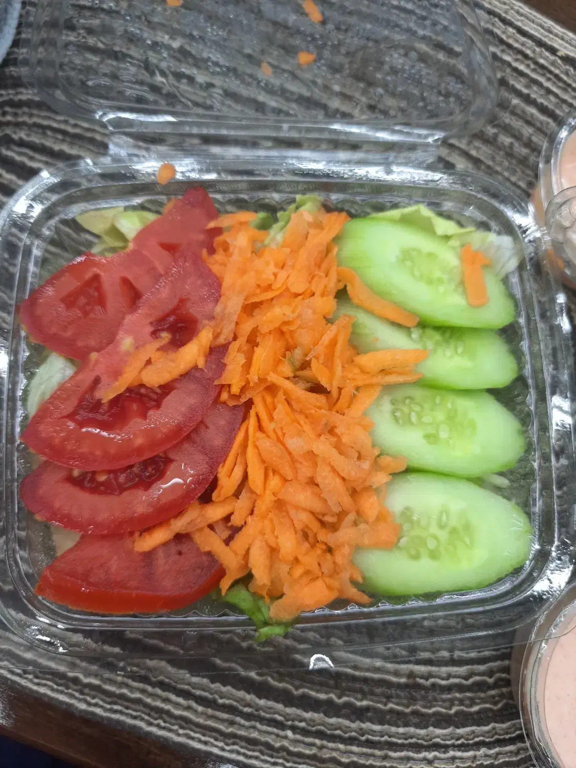 ریختن ماست و سالاد در ظرف|استخدام خدمات فروشگاه و رستوران|قرچک, شهرک طلائیه|دیوار