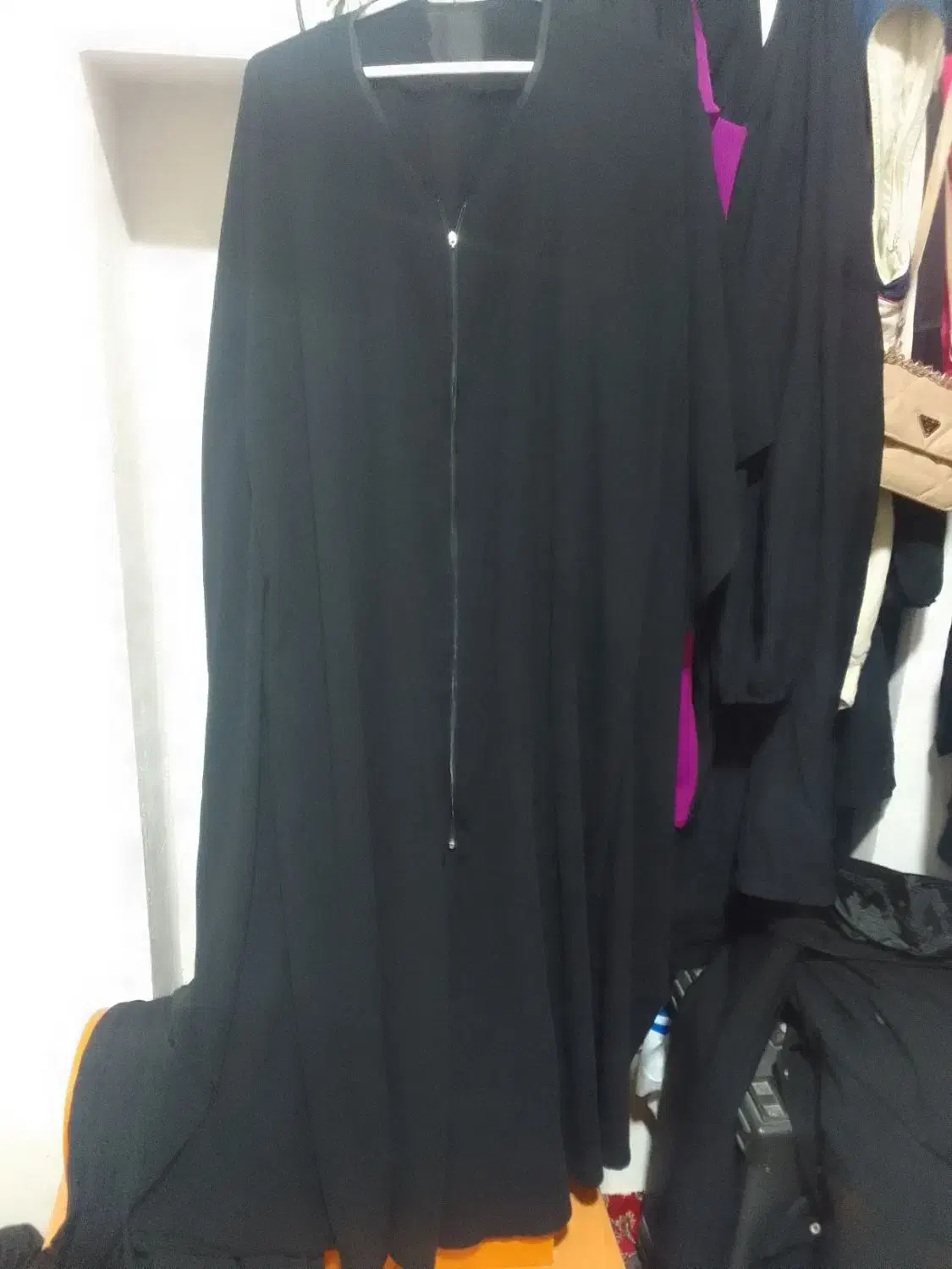 چادر دانشجوی و مقداری لباس|لباس|دزفول, |دیوار