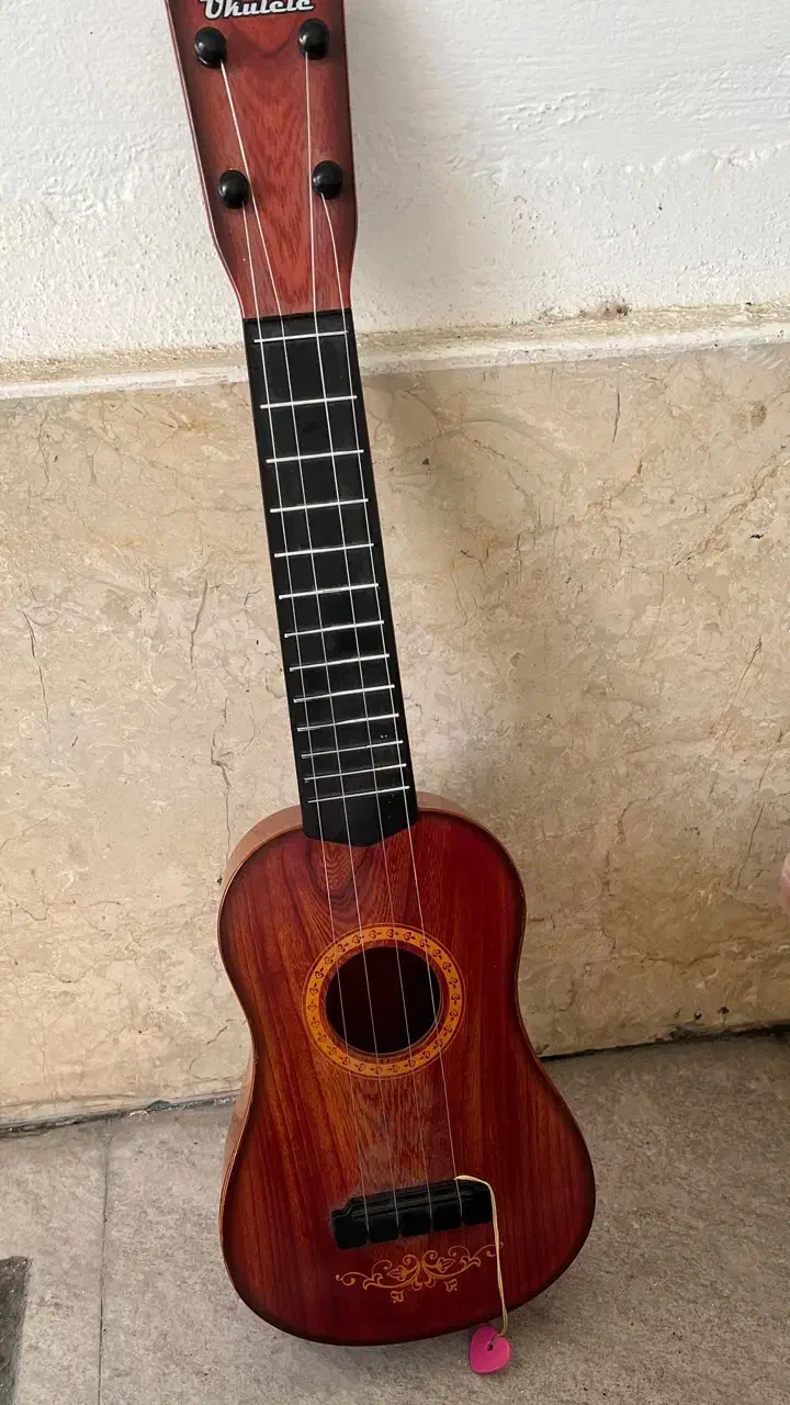 گیتار ukulele|اسباب‌‌بازی|فریدون‌کنار, |دیوار