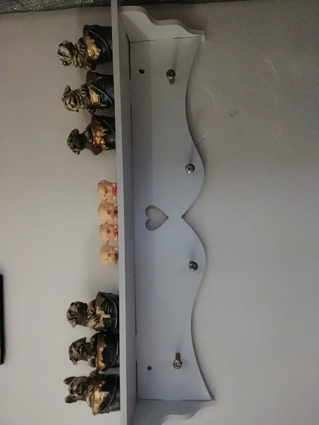 شلف دیواری. همراه با مجسمه ها|صنایع دستی و سایر لوازم تزئینی|هشتگرد, شهرک راه آهن|دیوار