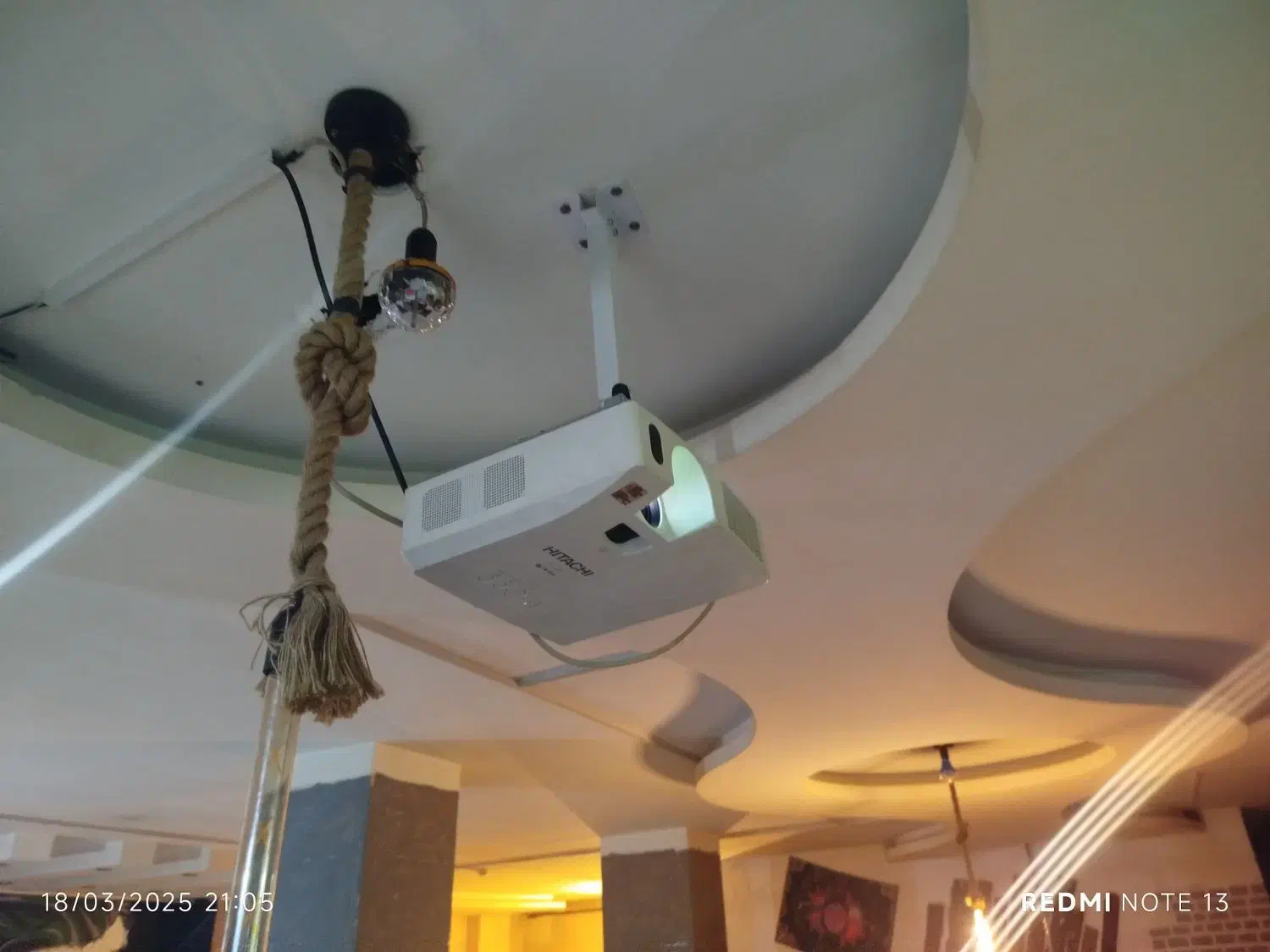 ویدیو پروژکتور ژاپنی هیتاچی با کابل وپایه|تلویزیون و پروژکتور|پرند, فاز ۶|دیوار