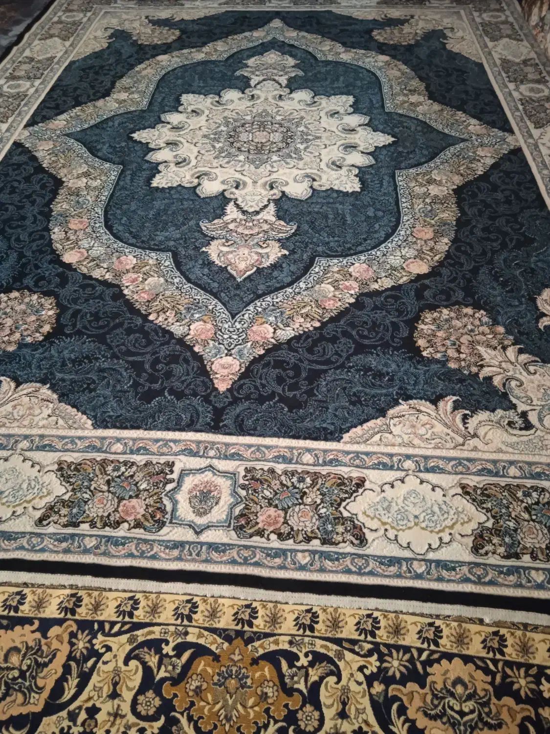 قالی گل برجسته|فرش|کازرون, |دیوار