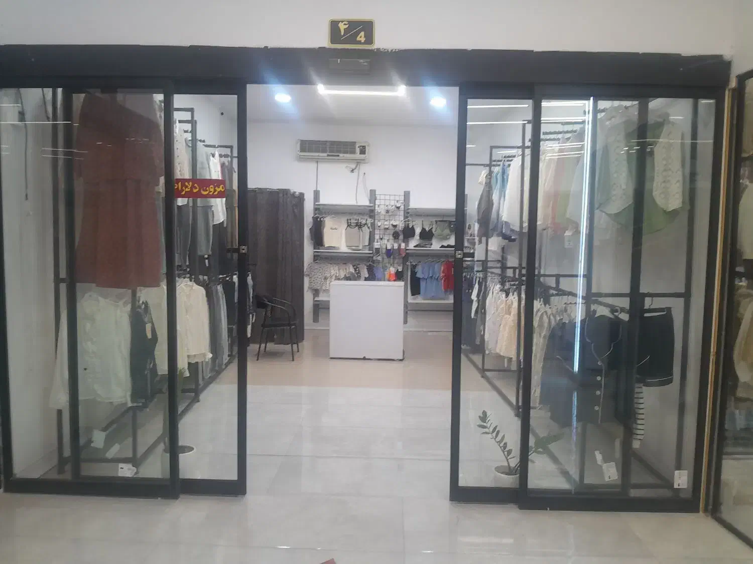 اجاره مغازه طبقه همکف مرکز خرید سعدی واحد۴|اجارهٔ مغازه و غرفه|جیرفت, |دیوار