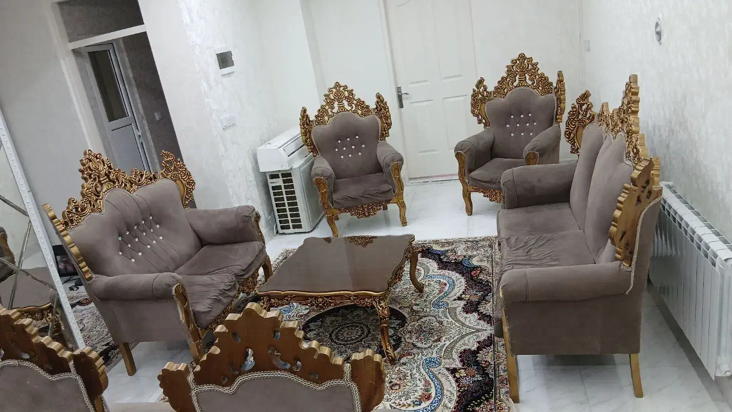 مبل هفت نفره با دوعدد میزبان|مبلمان خانگی و میز عسلی|رشت, باهنر|دیوار