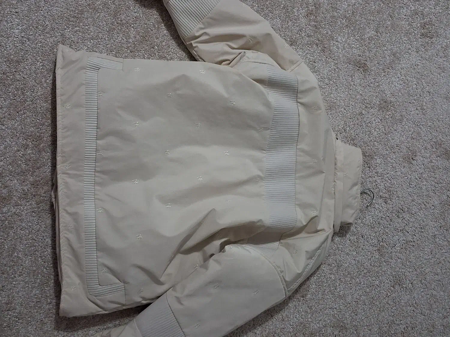 کاپشن|لباس|مشگین شهر, |دیوار