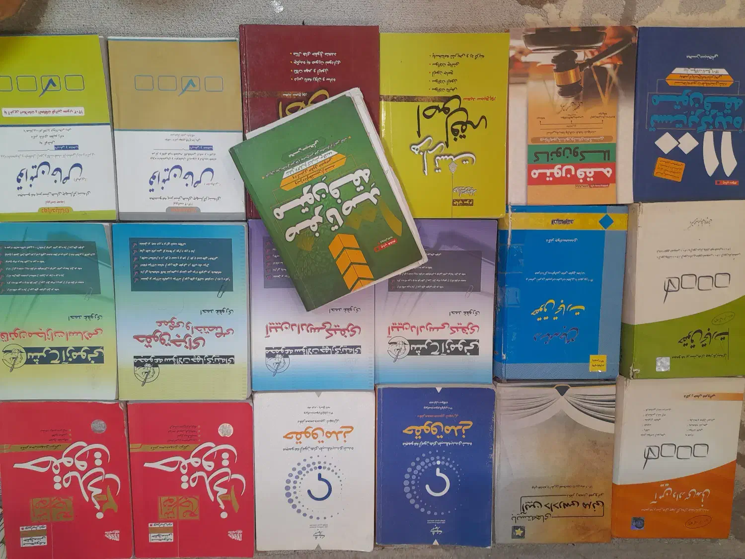 کتاب های حقوقی آزمونی|کتاب و مجله آموزشی|لاهیجان, شیشه گران|دیوار