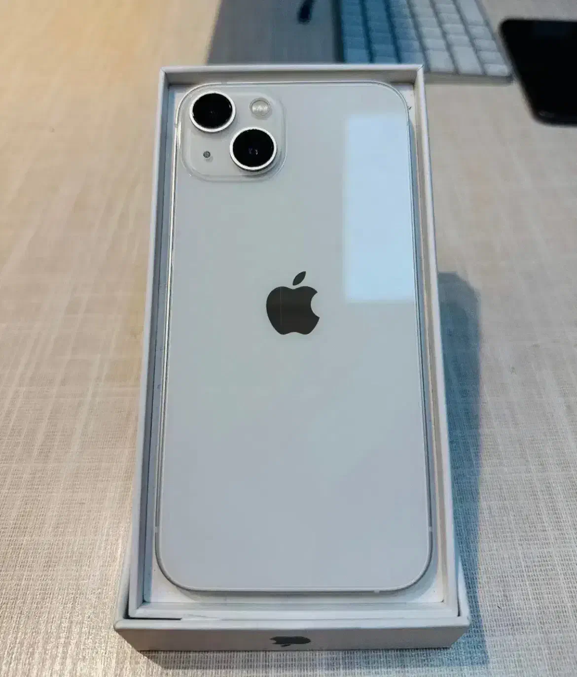 آیفون 13 normal|موبایل|رباط‌کریم, رباط‌کریم|دیوار