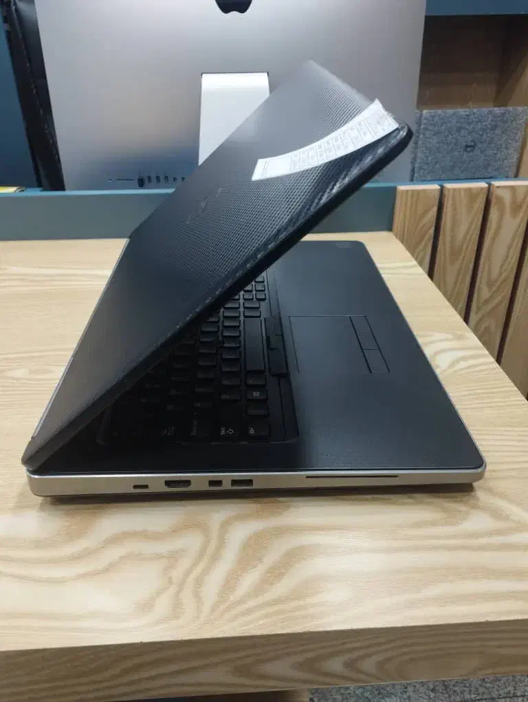 هیولای رندر سنگین Dell7720 با ۸ گیگ گرافیک مجزا|رایانه همراه|تهران, میدان ولیعصر|دیوار
