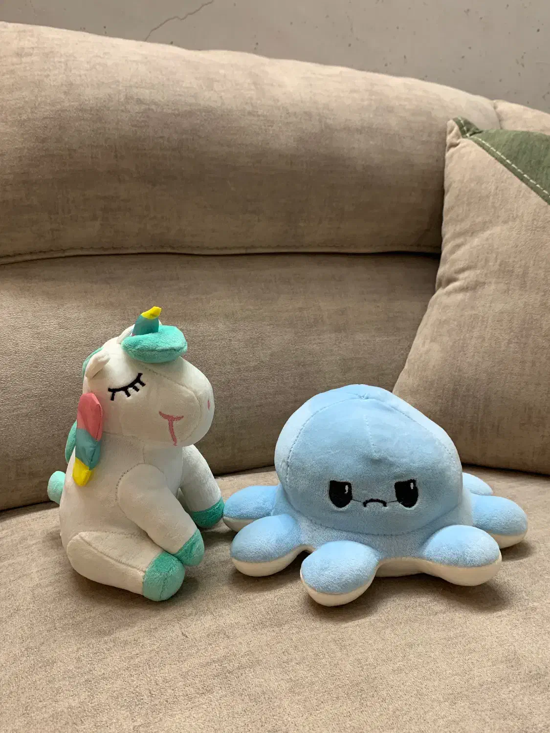 عروسک قهر کن و اشتی به همراه اسب تک شاخ|اسباببازی بچه|مشهد, شهید رضوی|دیوار