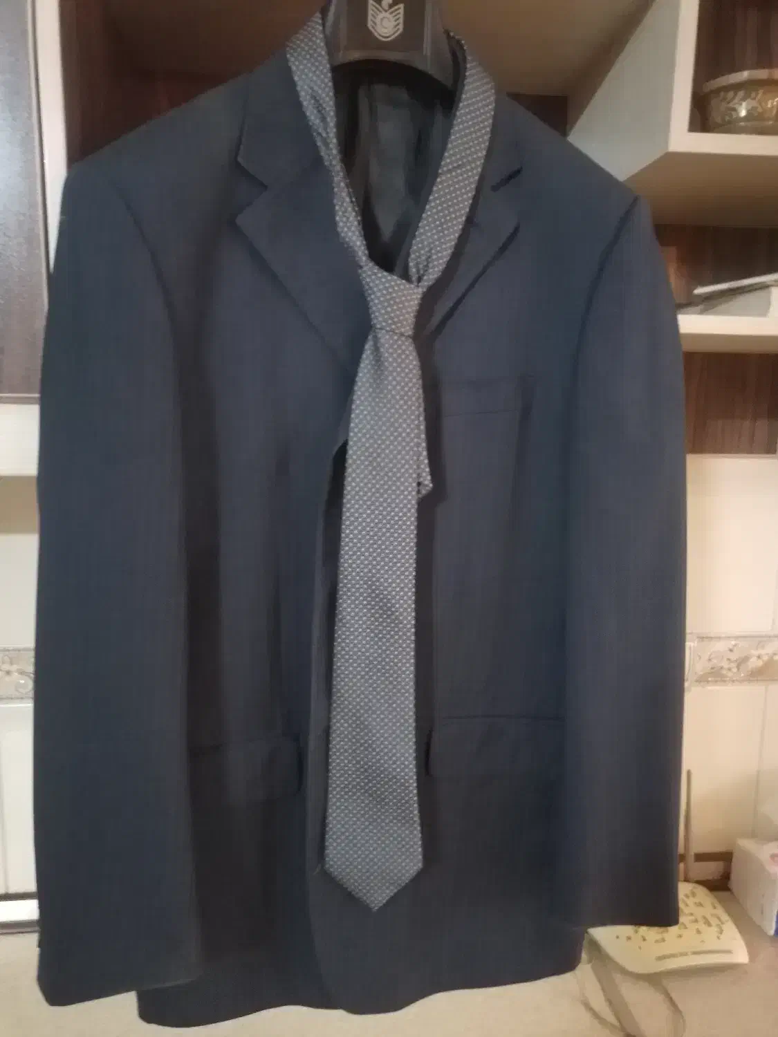 کت شلوار|لباس|شیراز, فرودگاه شهید دستغیب شیراز|دیوار