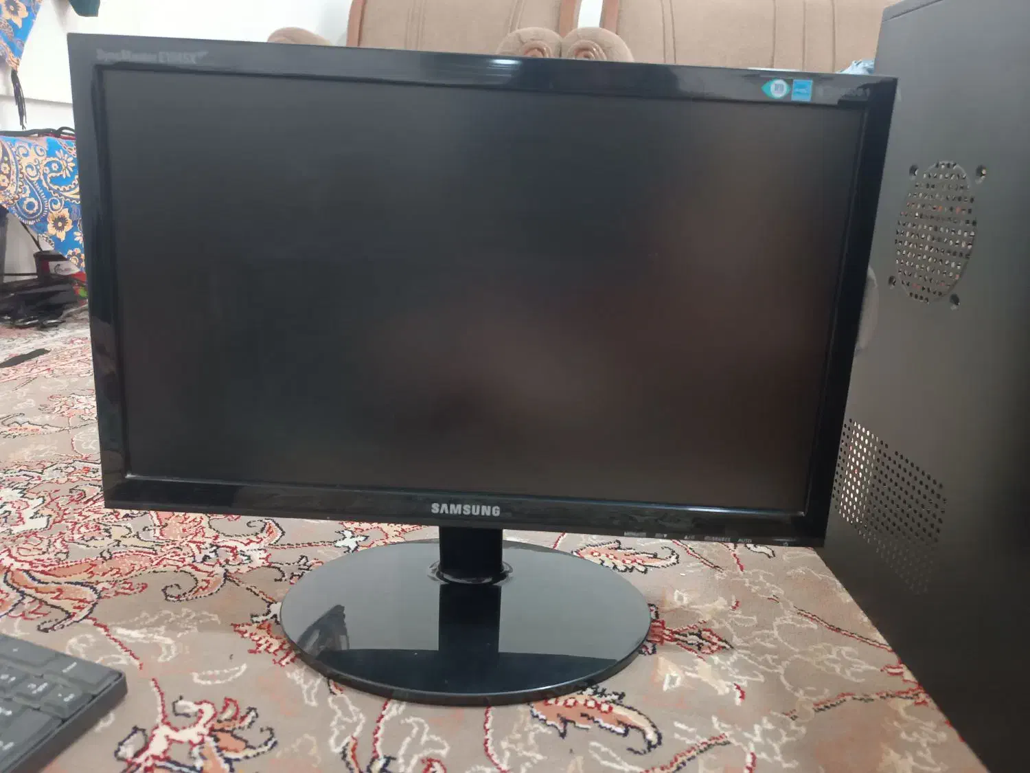 مانیتور سامسونگ و کیس کامپیوتر با کیبورد باهم|رایانه رومیزی|پرند, فاز ۶|دیوار