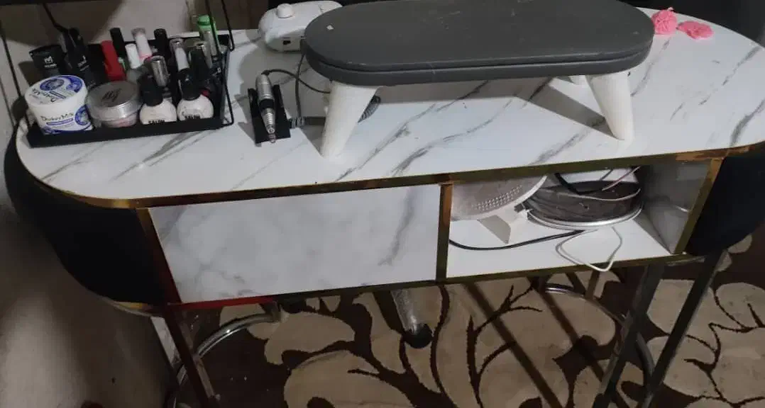 میز و صندلی ناخن|آرایشگاه و سالن‌های زیبایی|بندرعباس, |دیوار