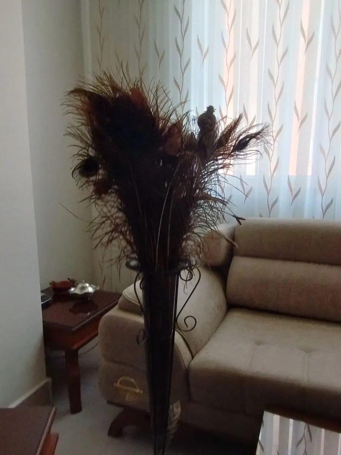 گلدان ایستاده با پر طاووس طبیعی|گل مصنوعی|سهند, |دیوار