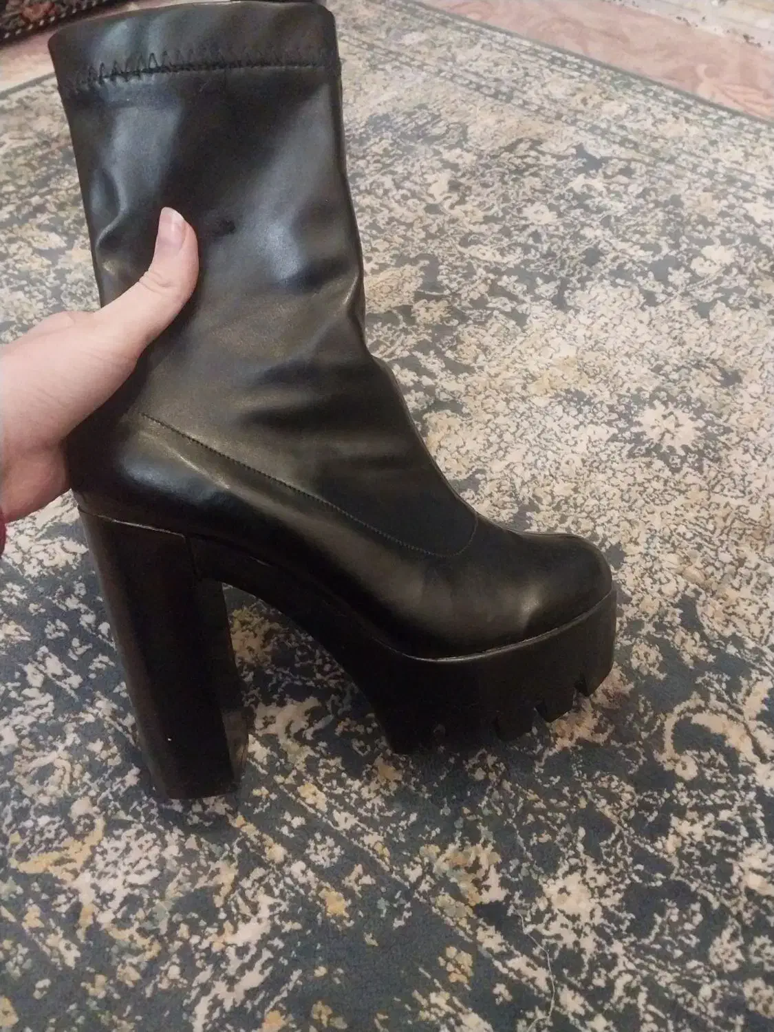 بوت پاشنه دار|کیف، کفش، کمربند|قم, انسجام|دیوار