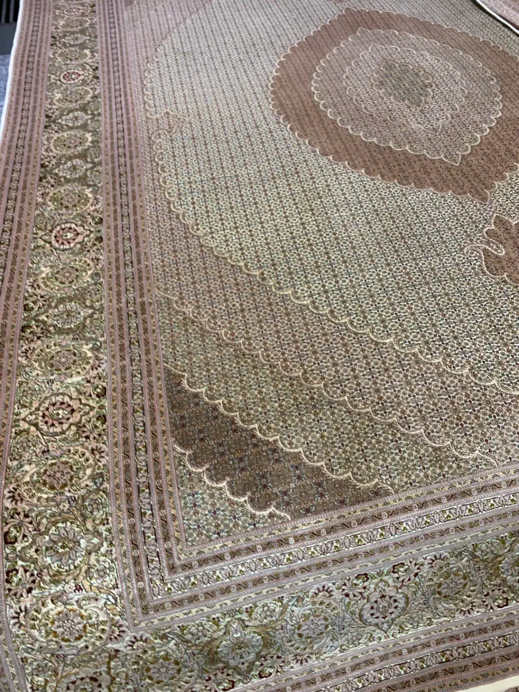 (فرش حق زاده)فرش۱۲متری۵۵رج ماهی چله حاشیه ابریشم|فرش|تبریز, |دیوار