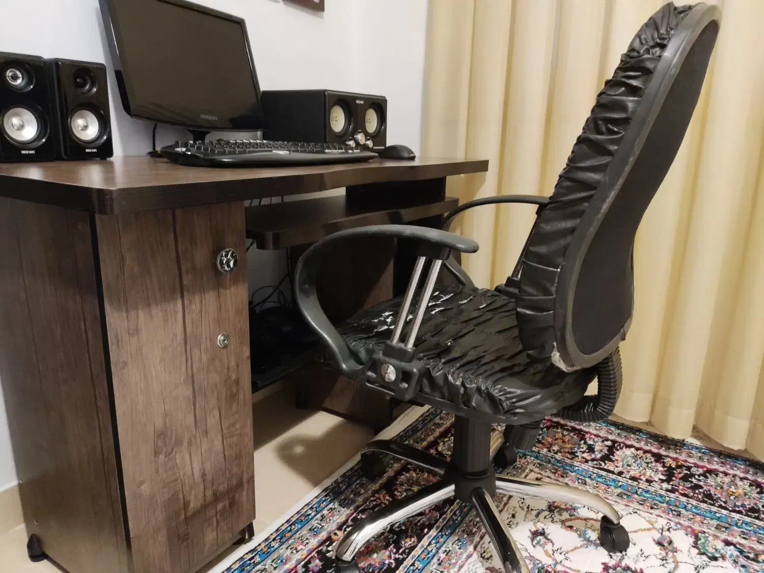 میز کامپیوتر و صندلی جک دار روکش چرمی چروک|مبلمان اداری|سنندج, |دیوار