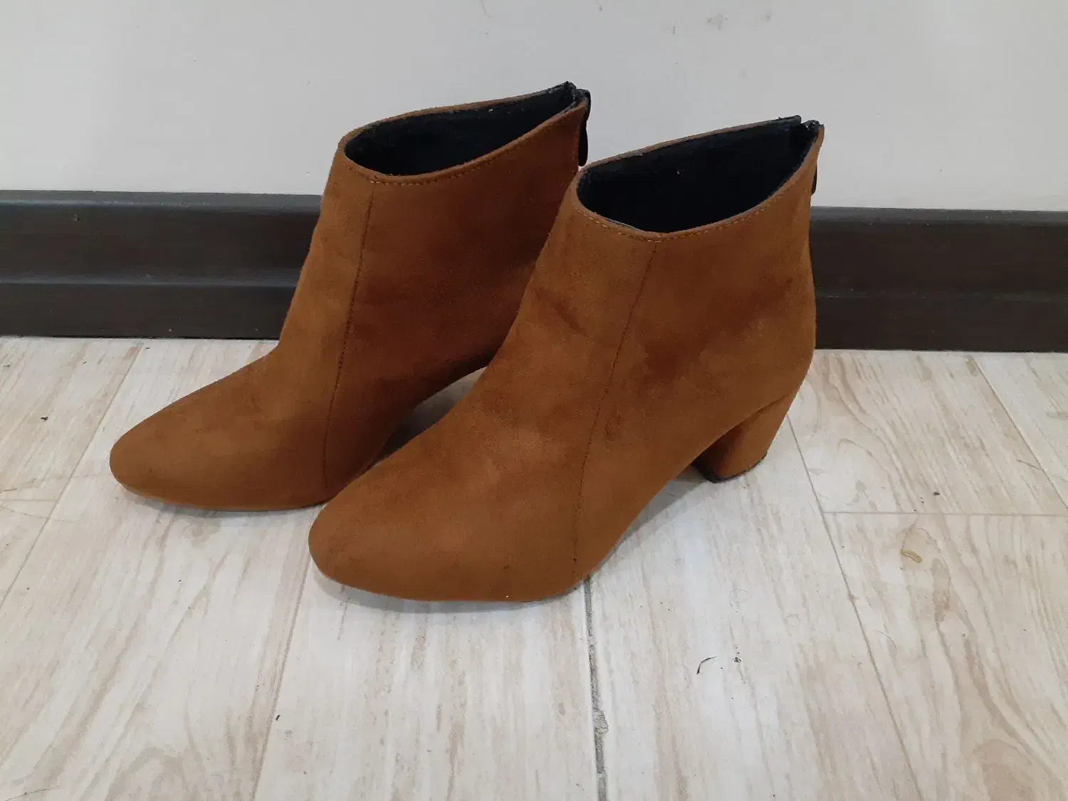 بوت سایز سی و نه با کفی سایز سی و هشت|کیف، کفش، کمربند|رشت, گلسار|دیوار