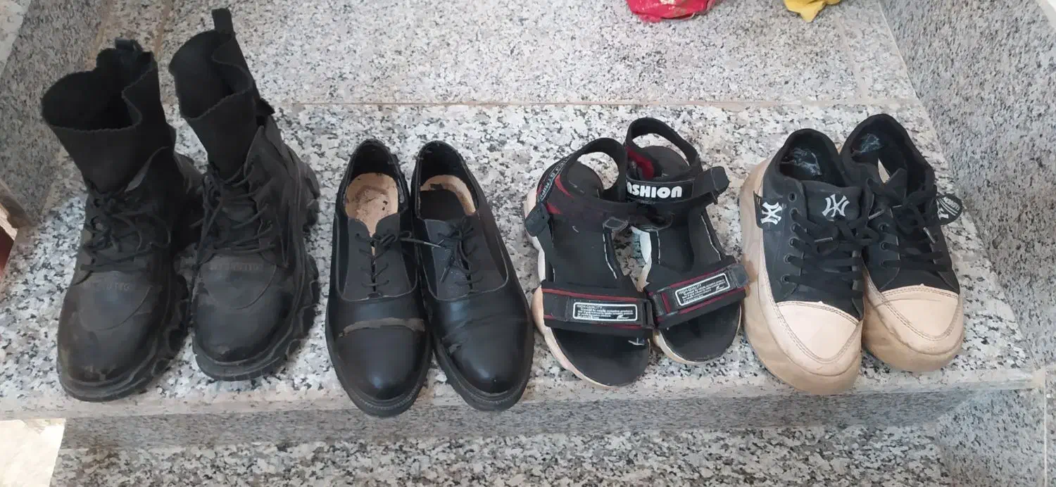 کفش. بوت.|کیف، کفش، کمربند|بیرجند, |دیوار