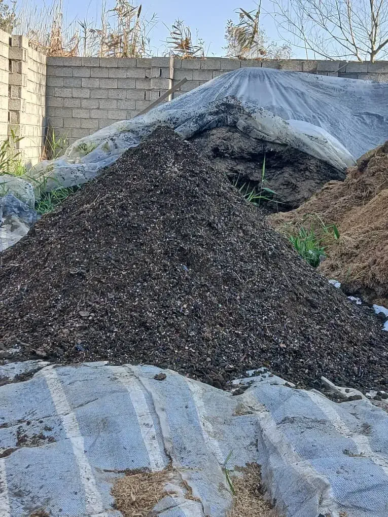 فروش خاک باغچه ای و بسته بندی خاک سبک و سنگین|خدمات باغبانی و درختکاری|شلمان, |دیوار