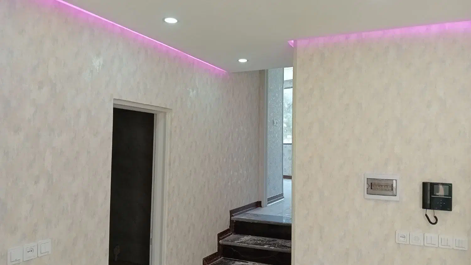 دکوراسیون داخلی ساختمان هخامنش. مقامی|خدمات پیشه و مهارت|شاهرود, |دیوار