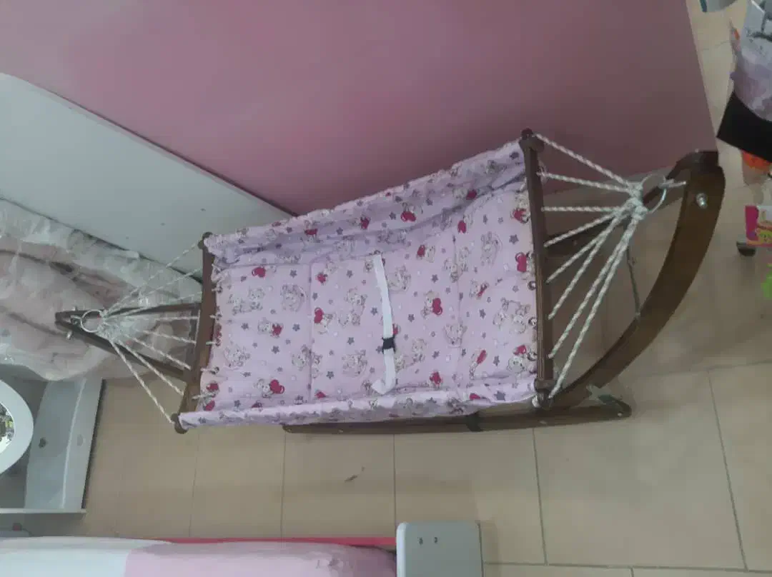 گهواره سنتی کاملآ نو استفاده نشده چوب راش|تخت و صندلی بچه|مسجد سلیمان, |دیوار