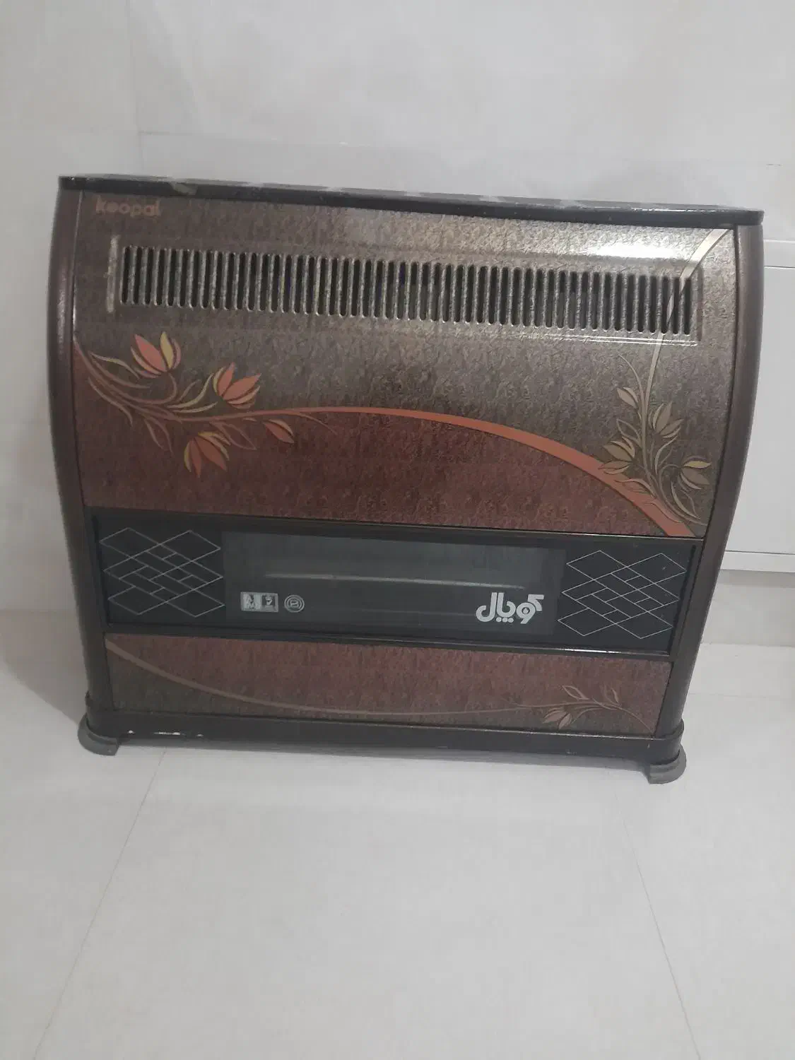 یک عددبخاری. در قیدار میباشد|بخاری، هیتر، شومینه|قیدار, |دیوار