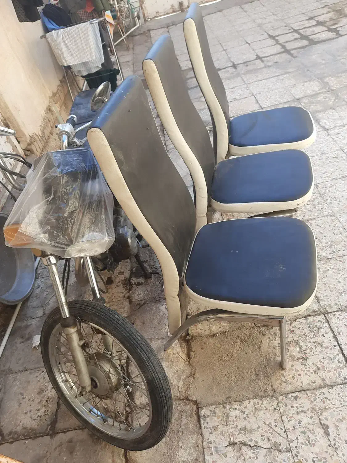 صندلی|صندلی و نیمکت|اهواز, فرهنگ شهر|دیوار