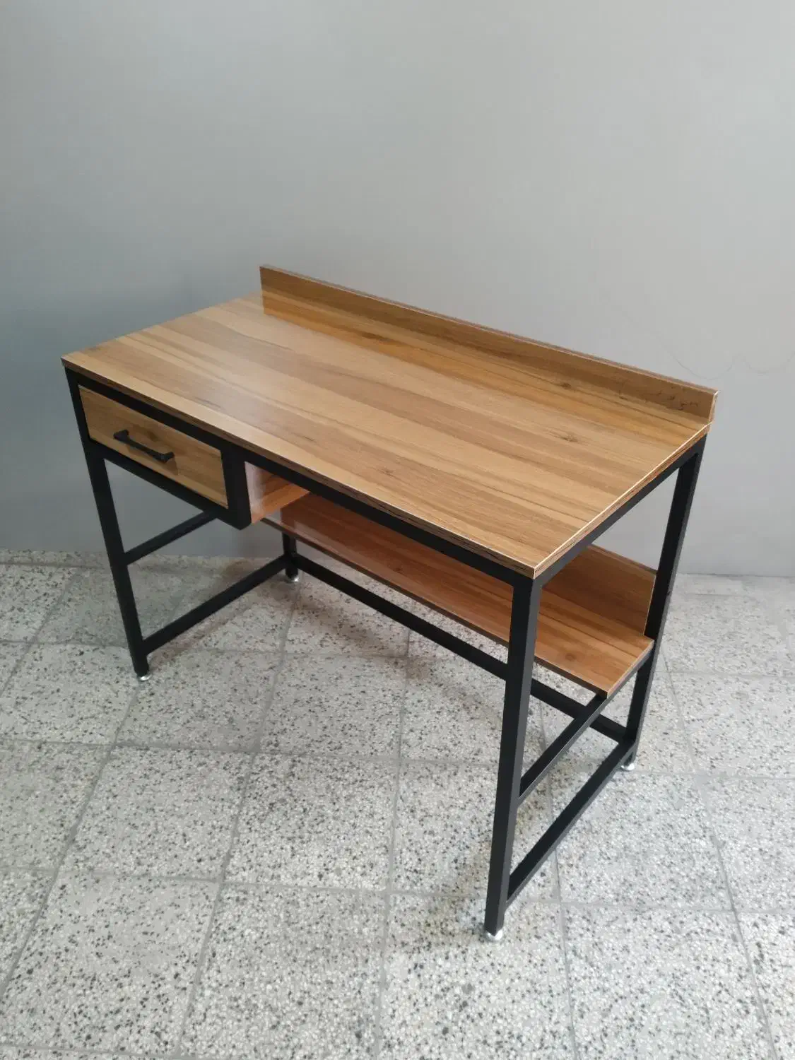 میز تحریر|میز تحریر و کامپیوتر|نیشابور, گمنام غربی|دیوار