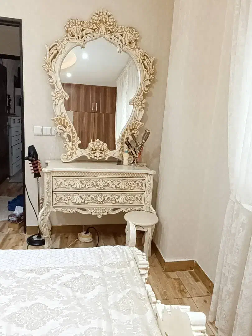 تخت خواب و میز و آینه|تخت و سرویس خواب|شاندرمن, |دیوار