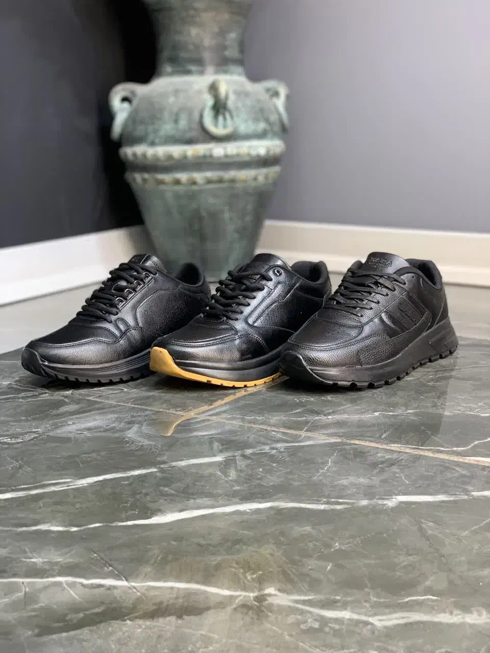 کفش کتانی|کیف، کفش، کمربند|قم, قلعه عموحسین|دیوار