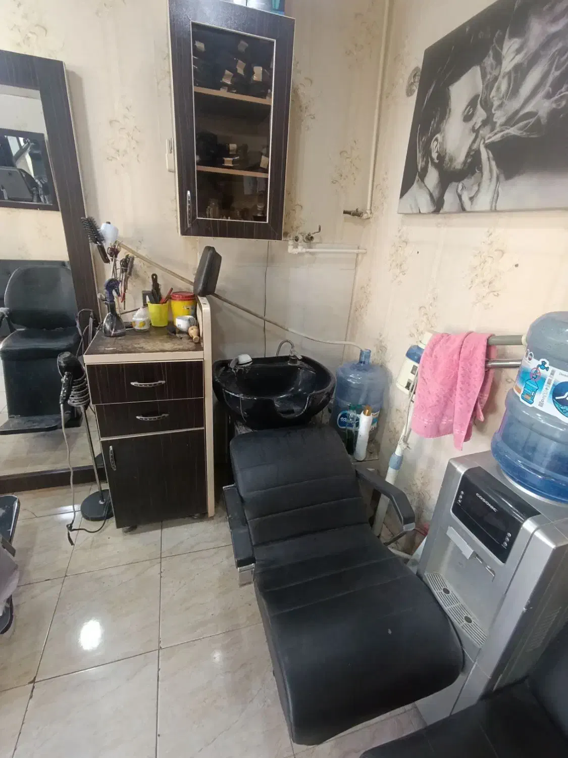 دکور و صندلی آرایشگاه مردانه یکجا فروشی|آرایشگاه و سالنهای زیبایی|بهارستان, |دیوار