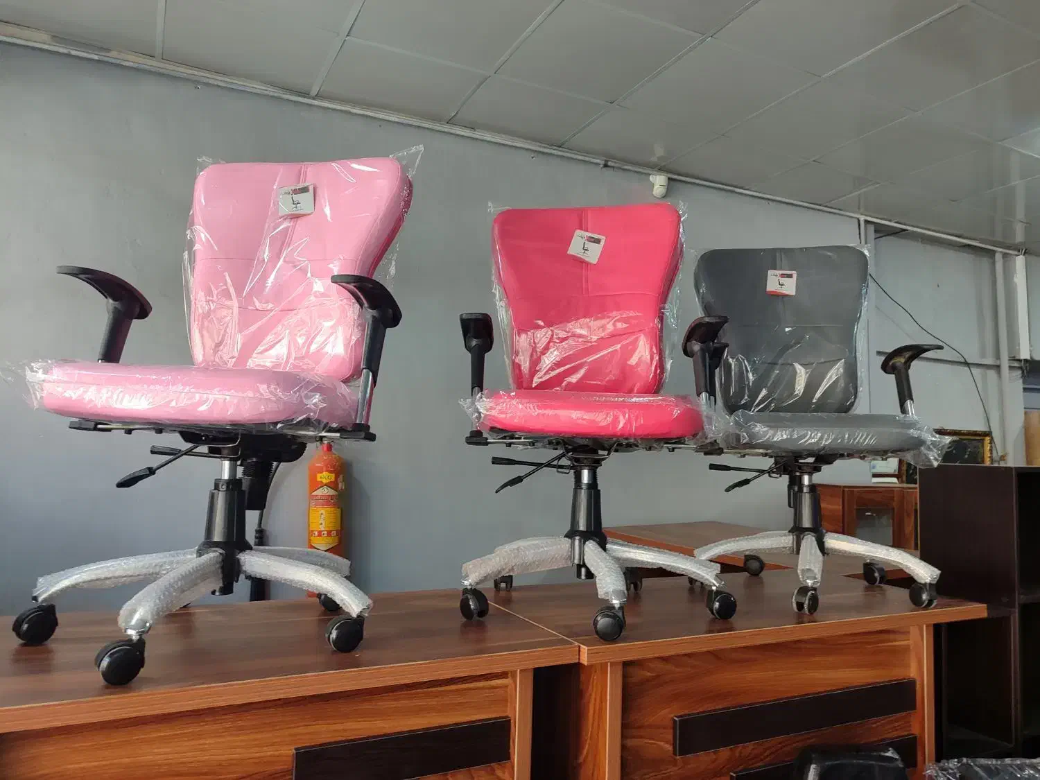 صندلی کارمندی|مبلمان اداری|اصفهان, قلعه طبره|دیوار