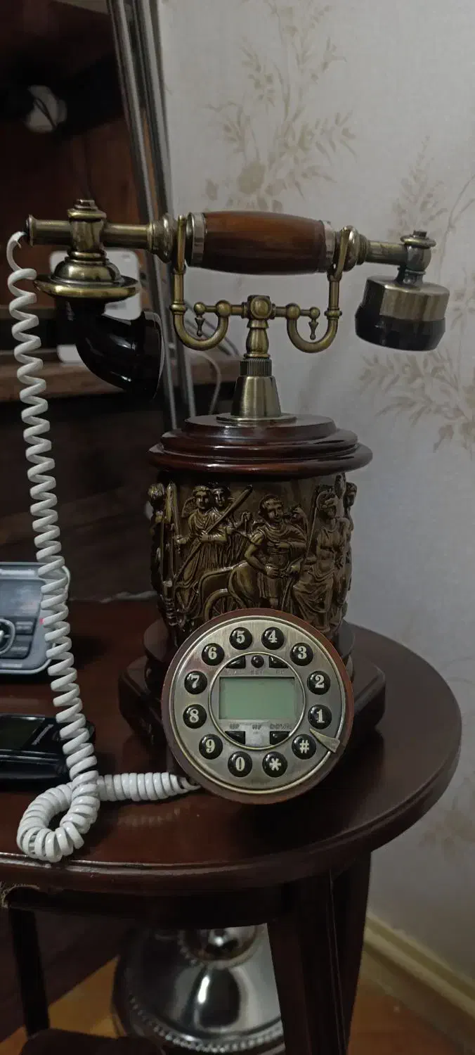 تلفن رو میزی طرح قدیمی|میز تلفن|رباط‌کریم, حصار مهتر|دیوار