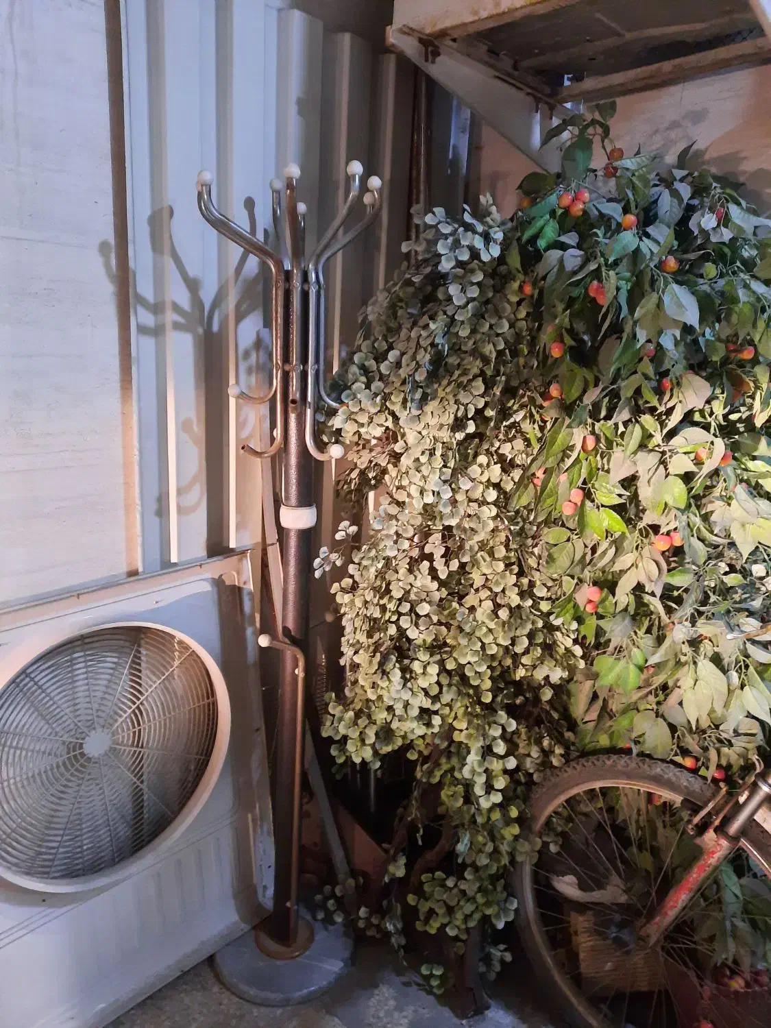 درختچه ۲عدد|گل مصنوعی|اهواز, کوی جانبازان(دانش)|دیوار