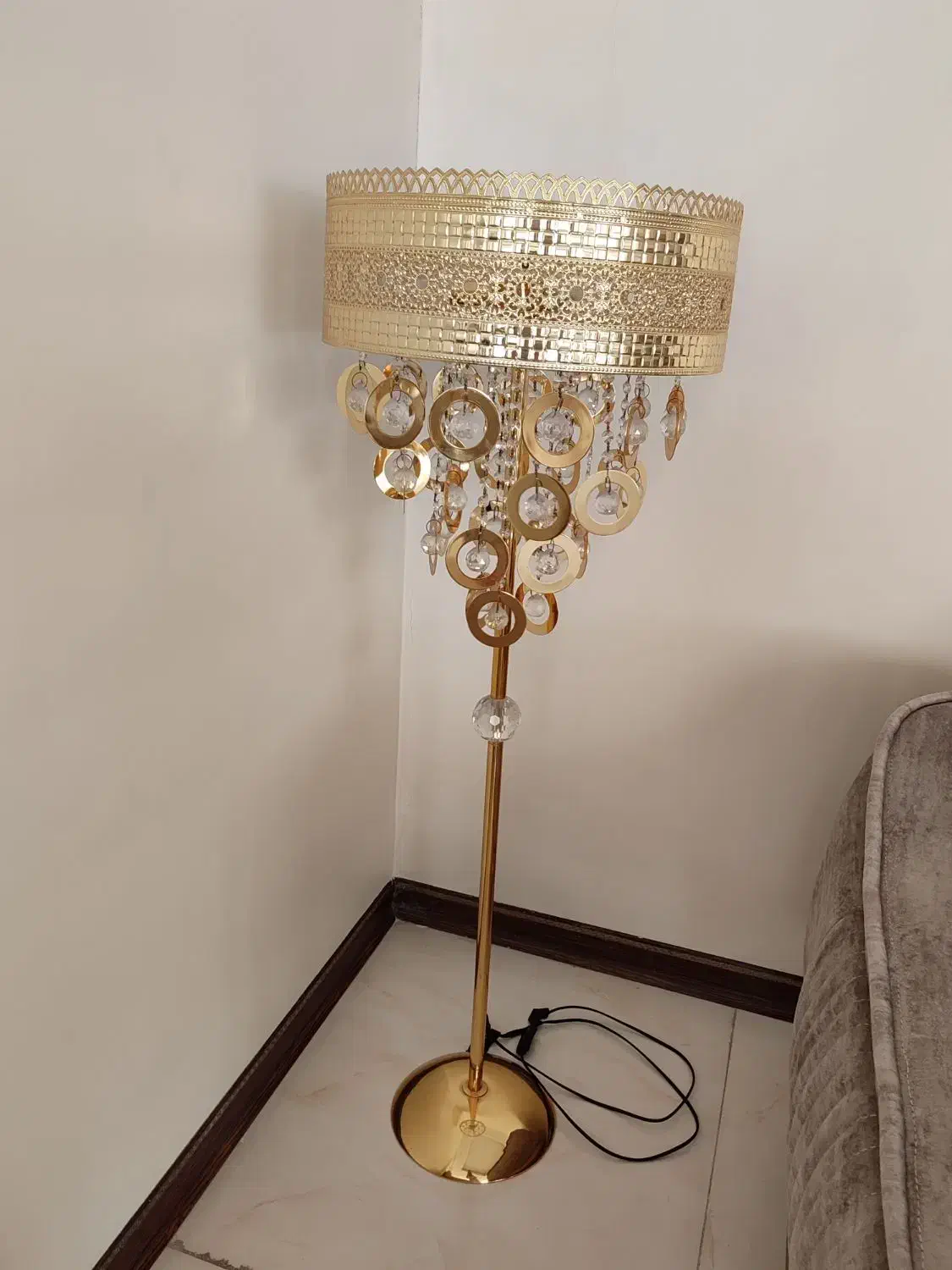 آباژور ایستاده کنار سالنی|چراغ خواب و آباژور|بهارستان, |دیوار