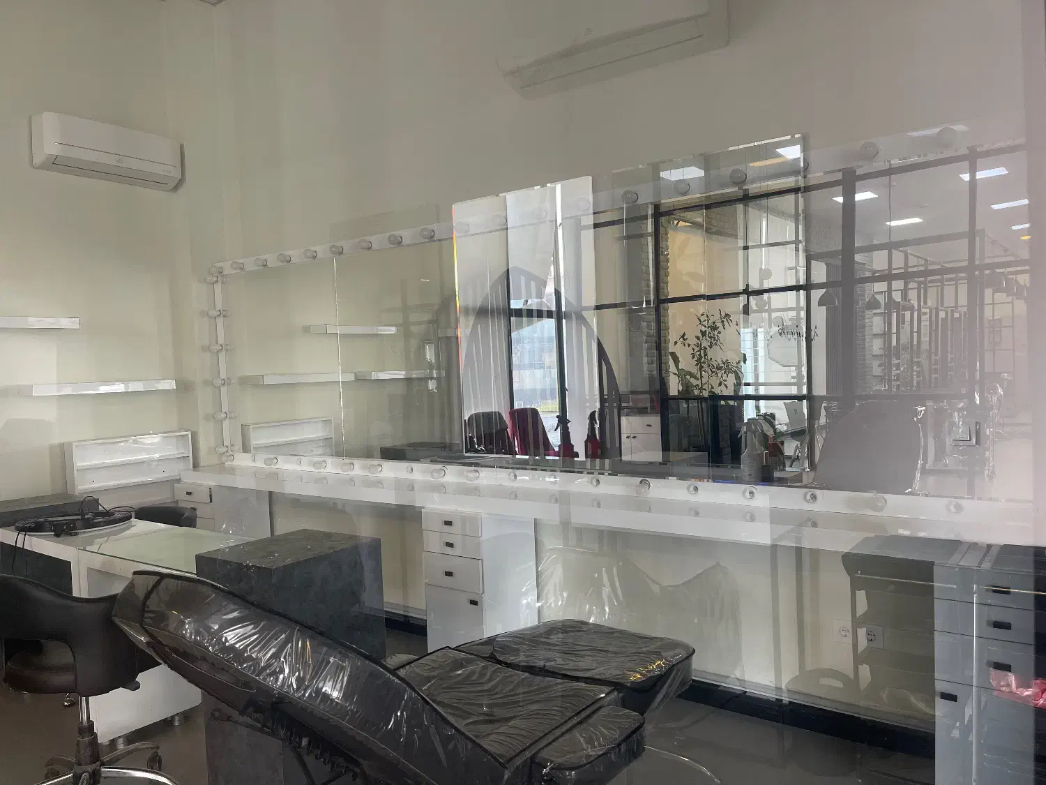 اینه کنسول میکاپ+دو عدد میز ناخن|آرایشگاه و سالن‌های زیبایی|ساری, |دیوار