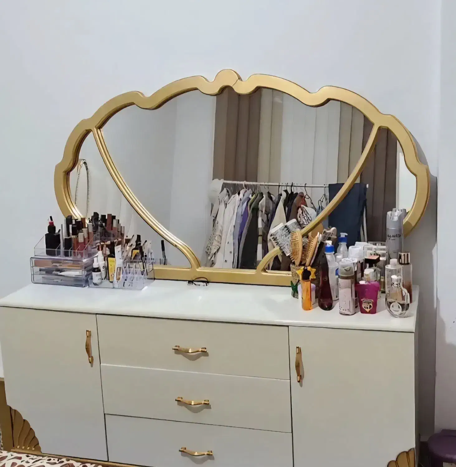 میز و آینه آرایش|آرایشگاه و سالن‌های زیبایی|اردبیل, |دیوار