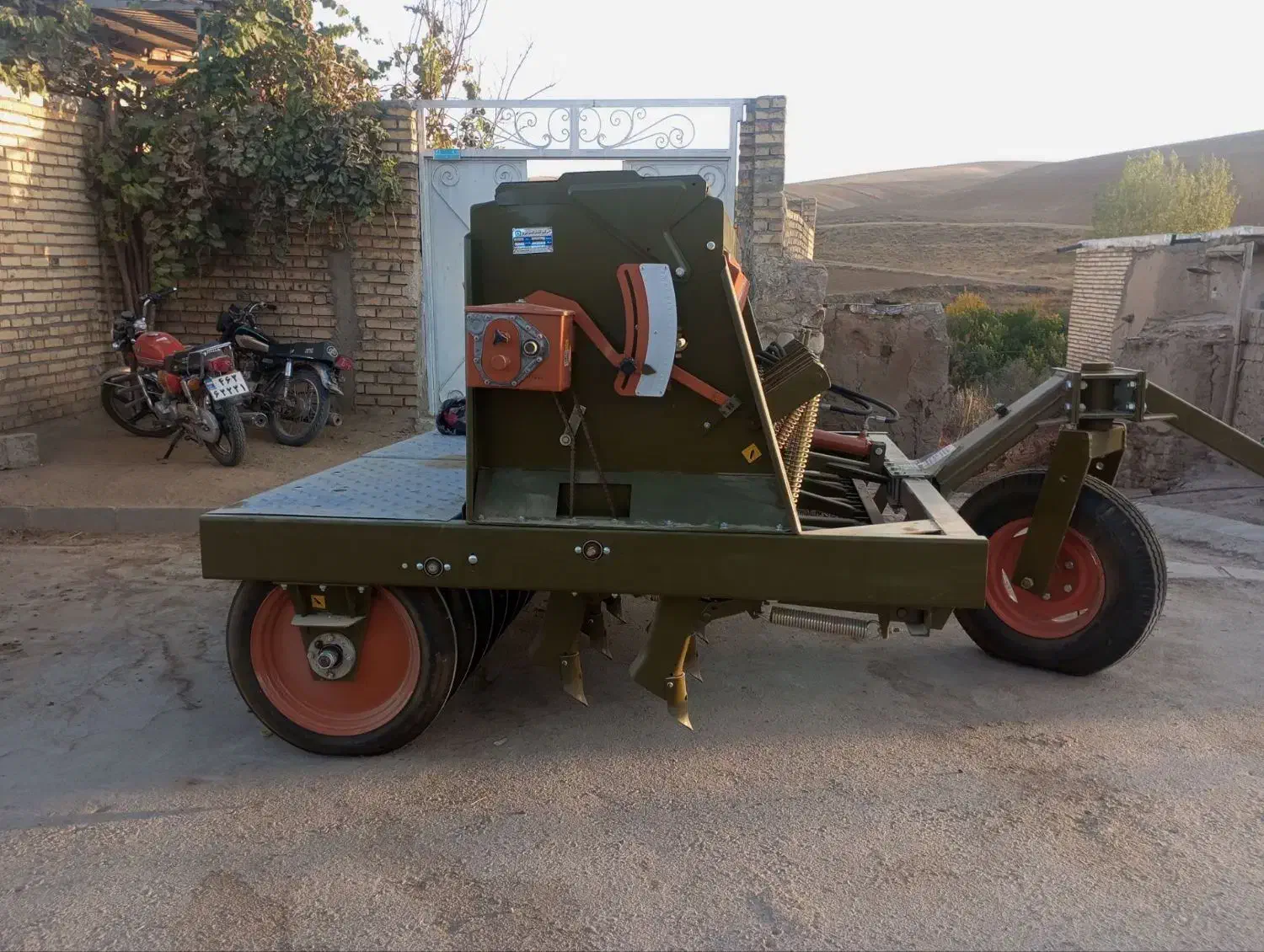 عمیق کار|ماشینآلات صنعتی|انگوران, |دیوار