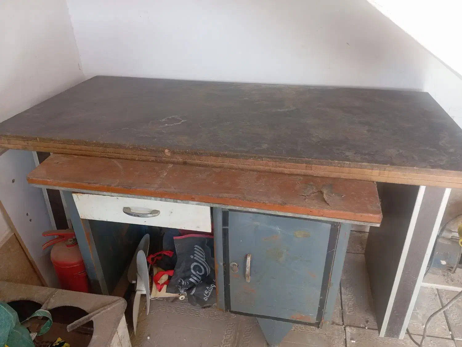 دوعدد میز یکی چوبی یکی اهنی|میز تحریر و کامپیوتر|سبزوار, همت|دیوار