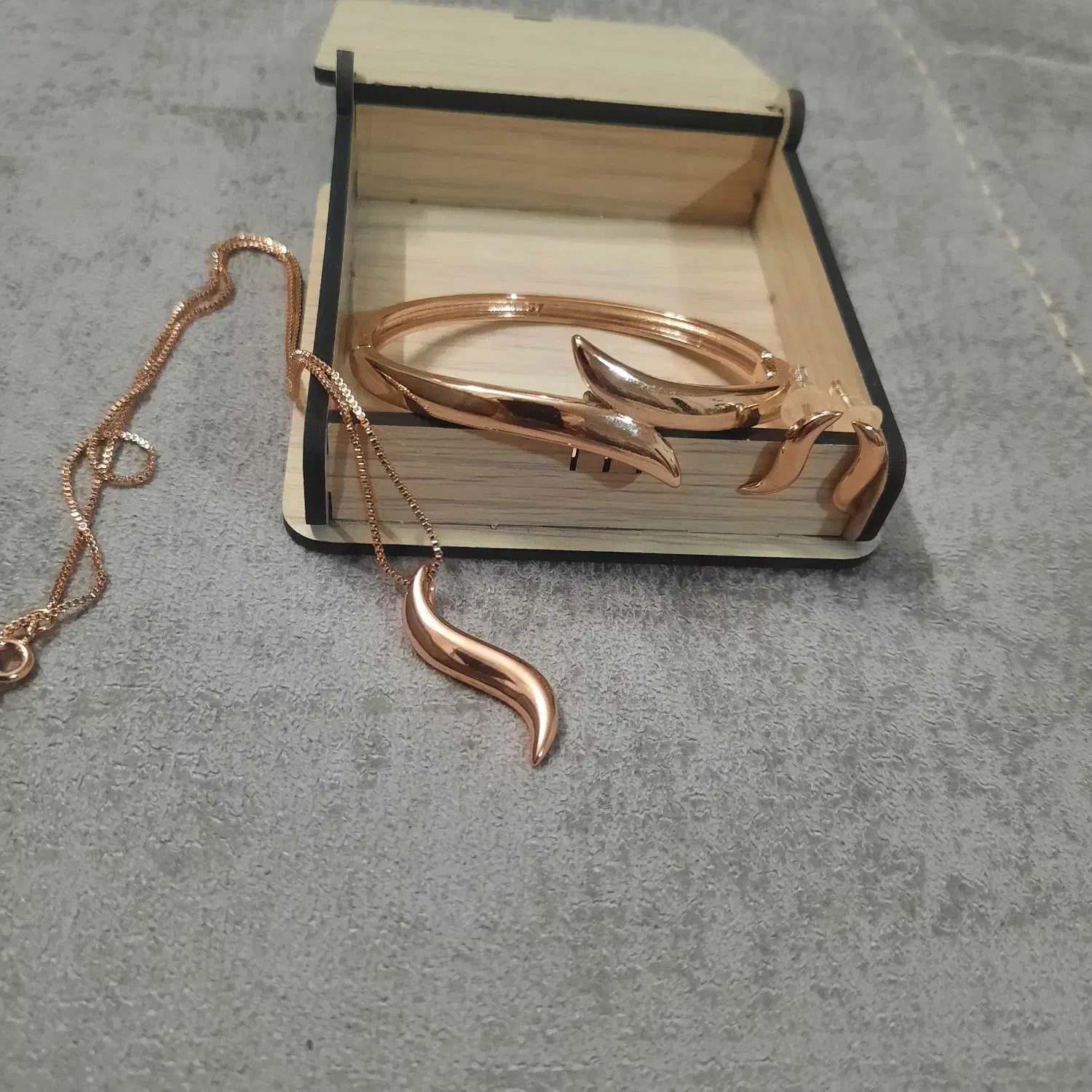 بدلیجات|زیورآلات و اکسسوری|اصفهان, خواجه عمید|دیوار