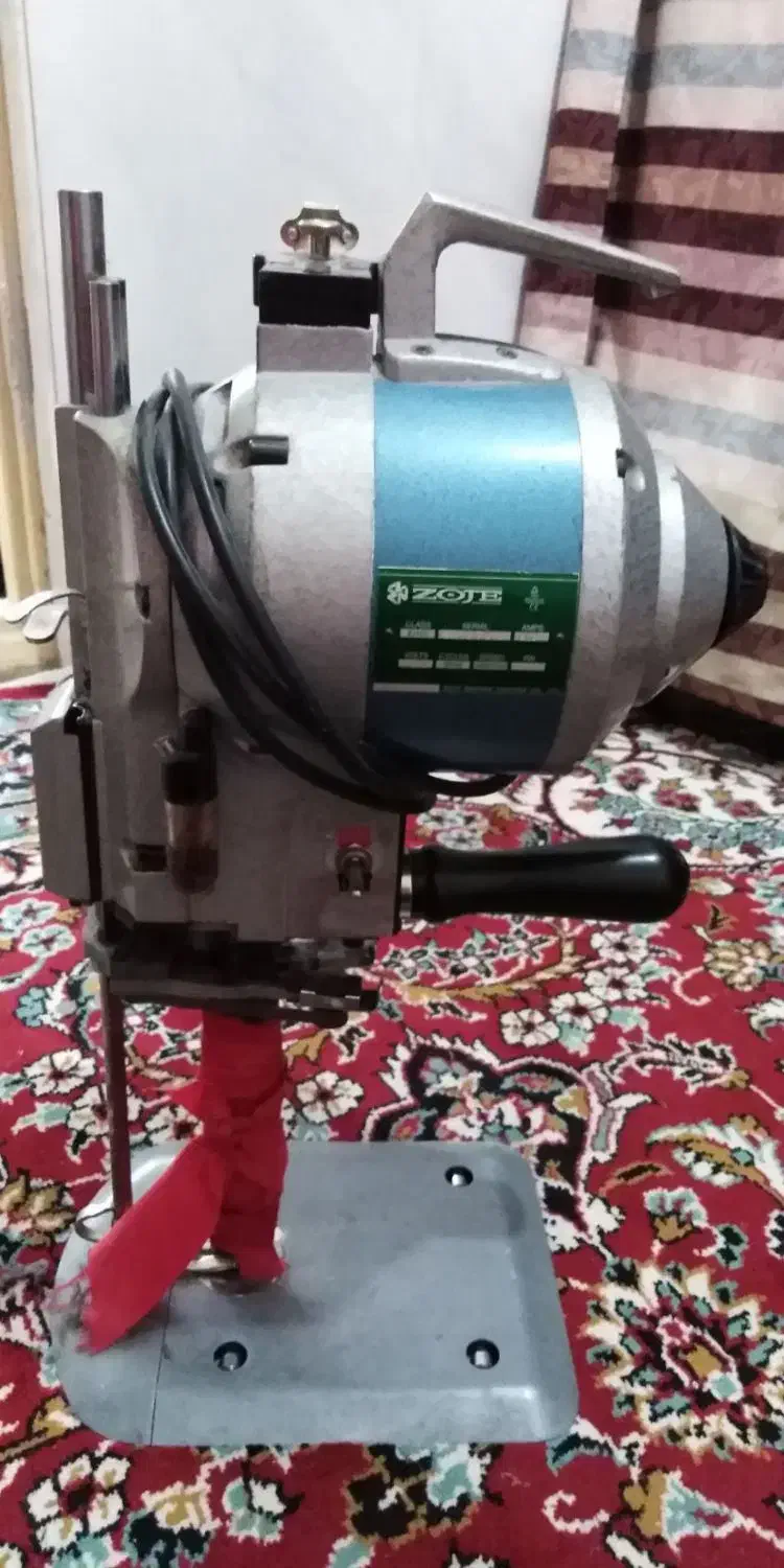 چرخ راسته. سردوز 4نخ. قیچی برقی|چرخ خیاطی و ریسندگی|مشهد, شهرک مهر آباد|دیوار