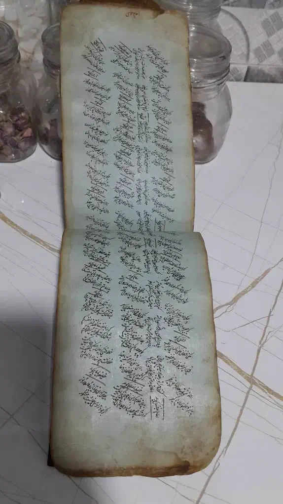 یک عددکتاب خطی دست نویس|کتاب و مجله تاریخی|اسلام‌شهر, شهرک مفیدی|دیوار