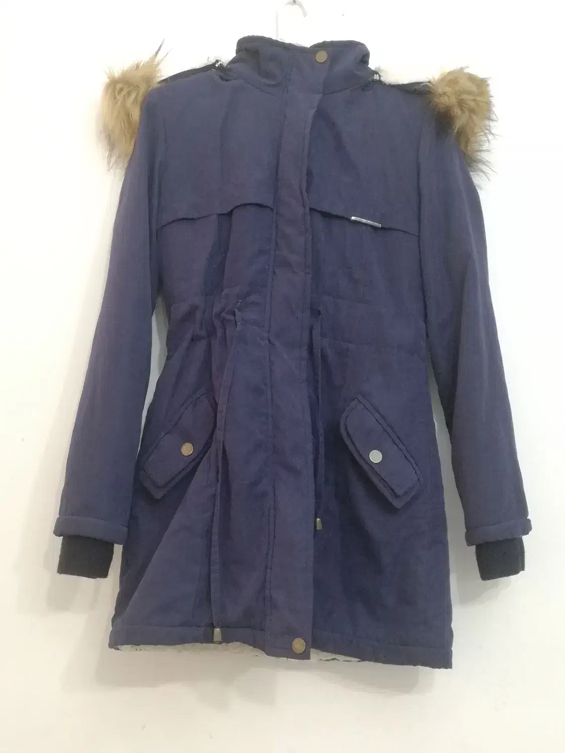 کاپشن|لباس|قم, بنیاد|دیوار