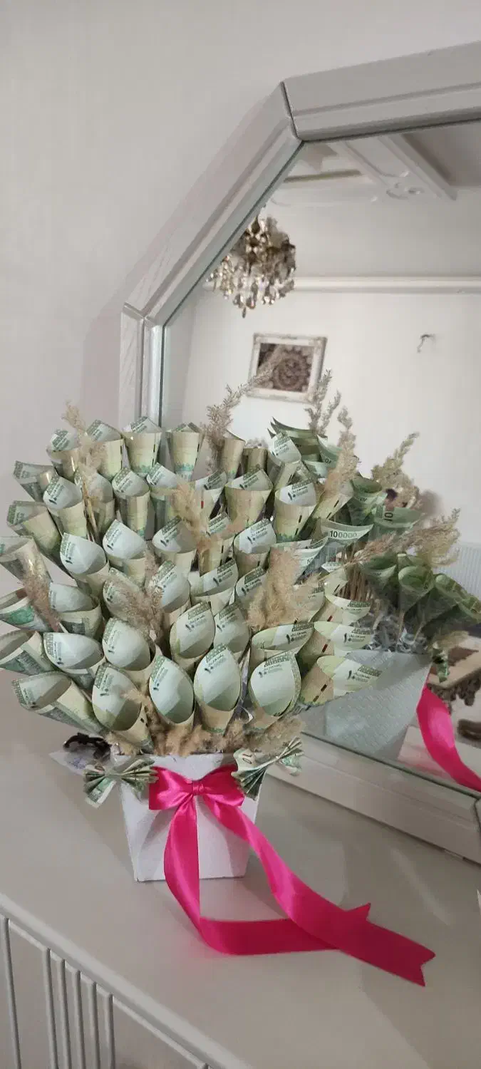 انواع رز روبانی و تزیین پول به مناسبت روز ما.در|گل مصنوعی|همدان, |دیوار