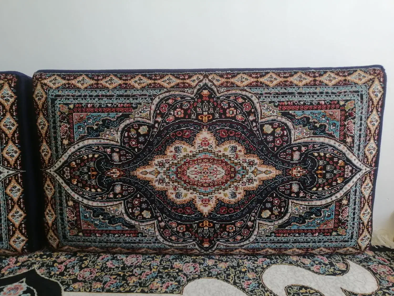 دو عدد پشتی سرمه ای و دو عدد موکت کناره یا راهرو|فرش|کرمانشاه, |دیوار