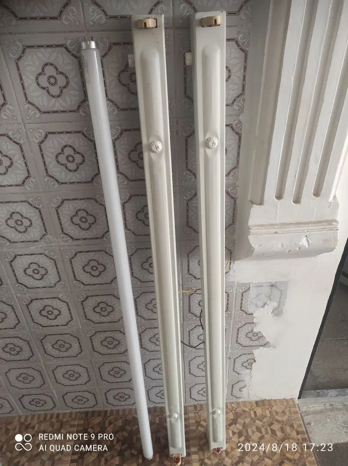 دو عدد پایه لامپ مهتابی و یک عدد لامپ مهتابی|لامپ و چراغ|بندر امام خمینی, |دیوار